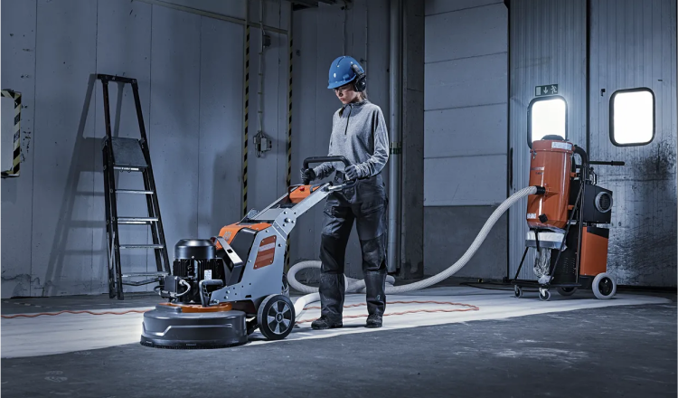 Proceso de pulido de pisos industriales con maquinaria profesional Husqvarna.